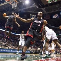 潘晓婷用力摩擦球杆十三次,大力开球,最后蹬脚