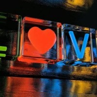 美女喝多了跑到男厕所耍流氓,还强吻帅哥,把人