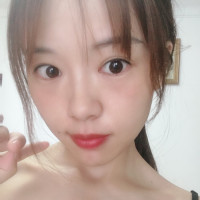 女生在玩手机,看见脚被胶水粘住了,女生当场失