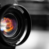 佩奇手里抱着一个布娃娃,佩奇很喜欢这个布娃