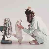 大家都被感动哭了,男子只好给眼睛抹点唾沫,假