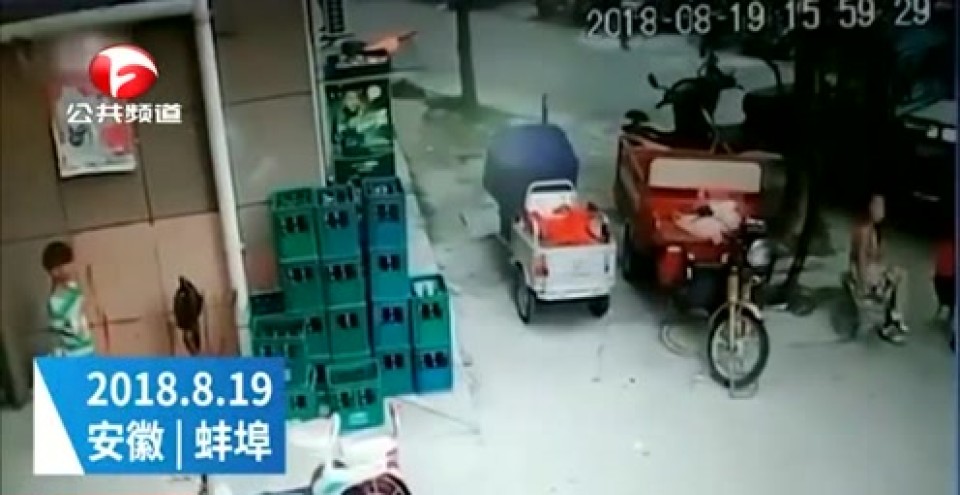 蚌埠墙皮脱落男童与死神擦肩而过