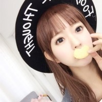 女子喝醉酒后到地不起,男子只能捡尸回家,扔在