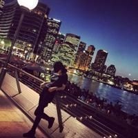 姐姐穿上精致的高跟鞋,居然去踩苹果?太让人难