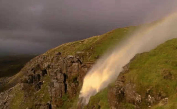 腾讯新闻:悬崖现瀑布倒流奇观:水逆流而上 飞向