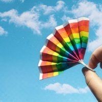 光头美女穿着塑料袋做的晚礼服走在街上,网友