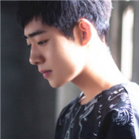 舞蹈培训班的孩子练习压腰,隔着屏幕都感觉疼