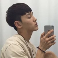 双胞胎姐妹打针,当姐姐打针哭的时候,妹妹的表