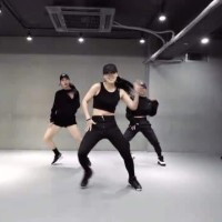 东西舞蹈视频刷爆抖音,想有梦里的竹蜻蜓带我