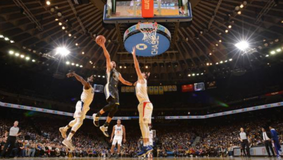 24日十佳球:库里上篮绝杀 东契奇极限绝平3分