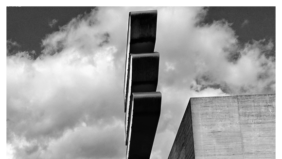 ��ͷ�µ�̩��ʿ�ӷ�⣬��������֮������Ӣ���Ļ��ľ������ڣ�