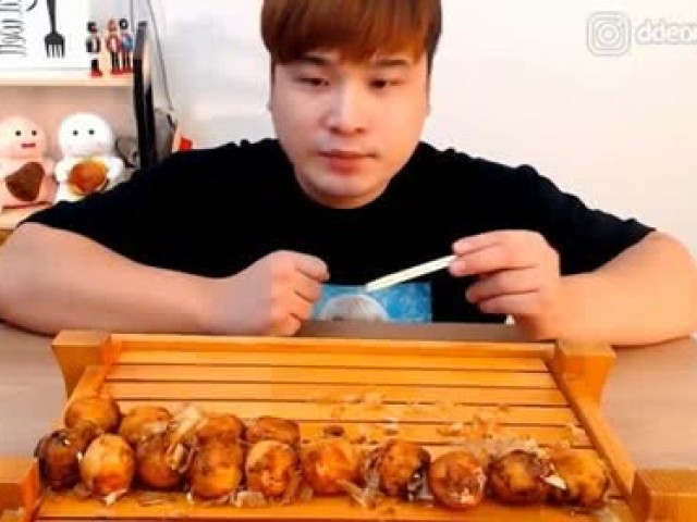 日本大胃王当然draco小哥挑战吃巨无霸卷心菜