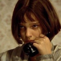 刘人语所在组合新歌签售会现场,有粉丝跪着签