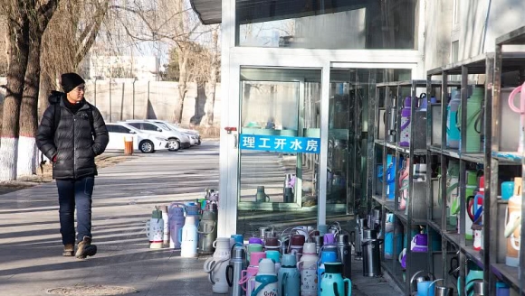 ������ˮ����У԰���ֻ���ѧ���±����������ٳ���