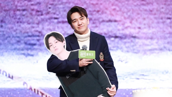 翟天临抱尹正人形立牌吐槽身高 表情包不断蠢