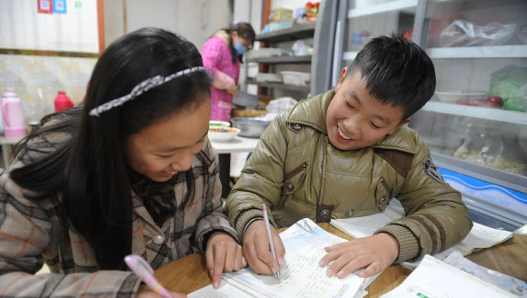 12������̥���Ӱ︸ĸ���� һ���ұ���һ��������