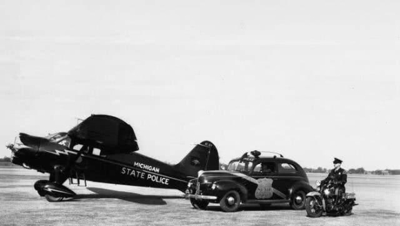 窥探老纽约的警察世界，装备很拉风，工作却像是在卖肉市场