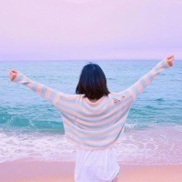 和女友吵架,大冬天穿着丝袜和脱鞋就跑出来了