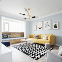 泰迪骑滑板车被小女孩摸脚,气得狗狗一脚踢上