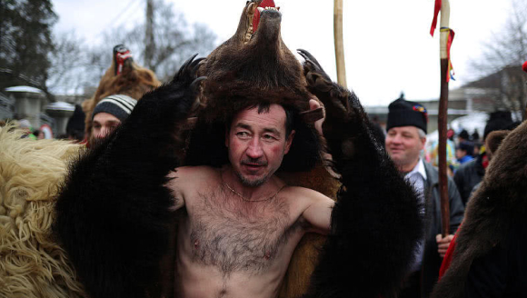 数百人身穿真正熊皮上街游行 大熊龇牙咧嘴死前异常惨烈