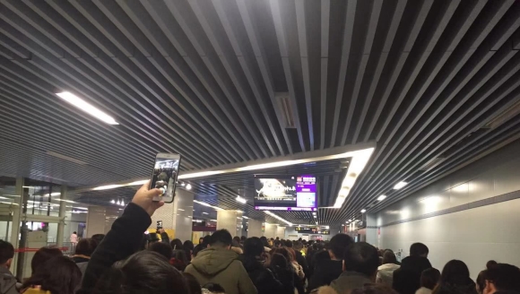 西安单双号限行首日道路通行畅通 市民:地铁里感受“过年”