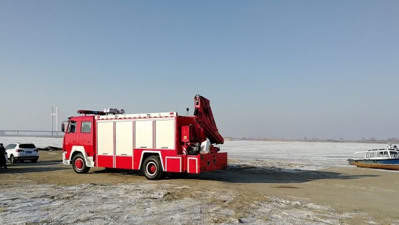 29岁男子松花江冰面开车画圈玩，人车坠入清沟，好友施救未果