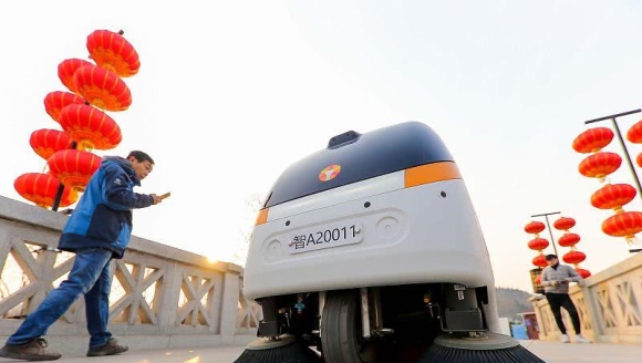 无人驾驶清扫车亮相，1辆能顶6个环卫工，网友:书读不好没活干