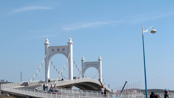 大连的金石滩，人们席地而坐，是个纳凉的好去处!