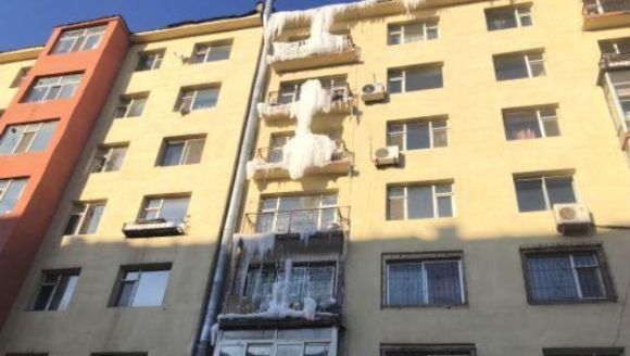 惊呆了!吉林市居民楼 挂超长冰瀑 1至7楼全被“封印”