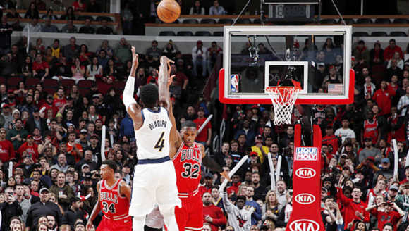 NBA十佳球:东契奇超难压哨 奥迪加时打板三分