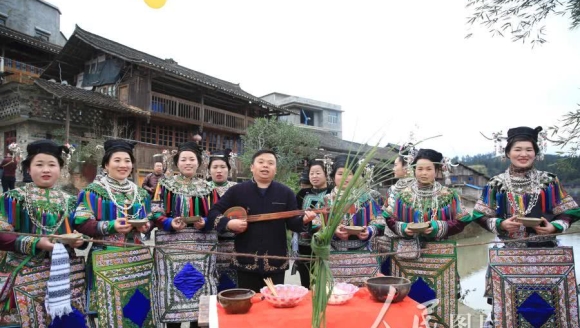 ���ݶ�կ������ͬ��ʢװ�����춱��