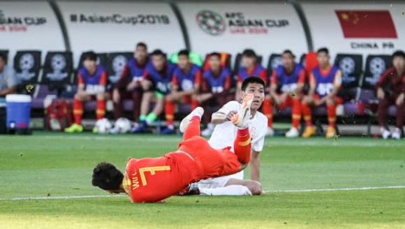 国足日记:武磊肩膀直接着地太揪心 韧带损伤未
