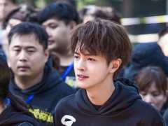 关晓彤新戏路透照,液体裙配条纹毛衣超好看!与官鸿同框表情呆萌