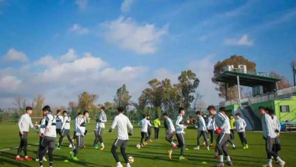 燃爆!大连一方西班牙冬训 球员高喊我们是冠军