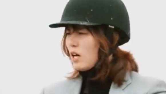 傅园慧参加节目不慎坠马短暂头晕 称眼冒金星