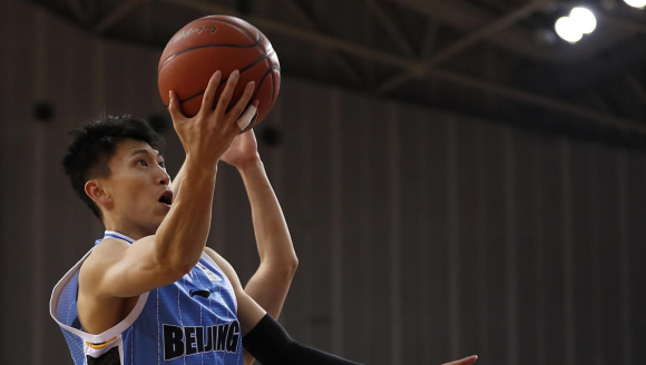 刘晓宇手指骨折赛季报销 受伤图曝光肿的像馒