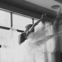 美女们戴墨镜跳火爆广场舞《狂浪》,节奏感十