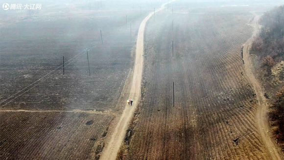 ��ɽ���ѧУ ֻ��һ����ʦ��һ��ѧ�� ������Ȼ�ڼ���