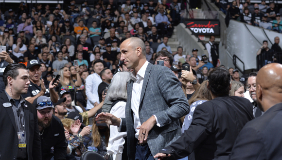 nba正视频直播-吉诺比利球衣退役仪式