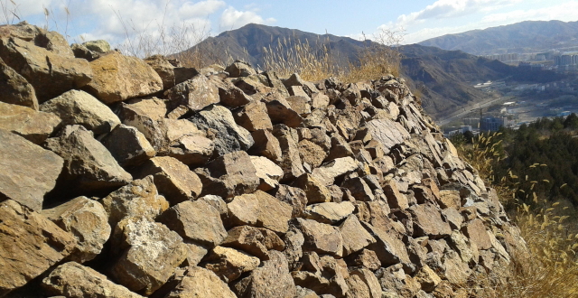 长城可不是都像八达岭那般,这里乱石堆砌的长城一样让人心荡神驰