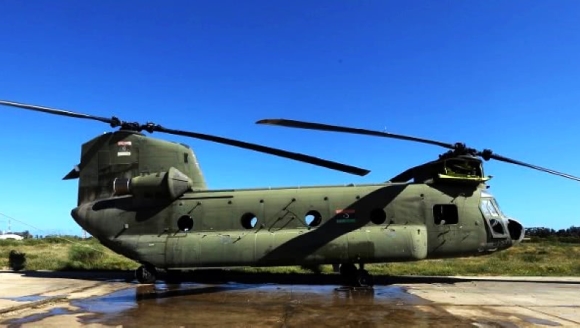 利比亚内战开打：战机空袭首都机场，CH-47直升机遭殃