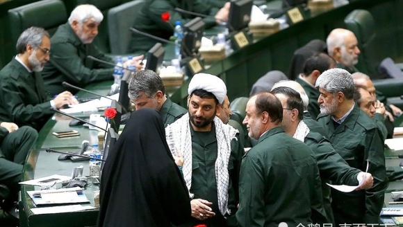 伊朗议员集体穿革命卫队制服出席会议 抗议美国“霸权”行径