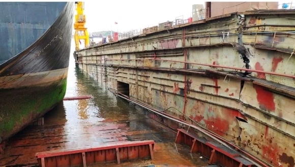 土耳其两万吨浮船坞断裂沉没，吊机轰然倒塌犹如灾难大片
