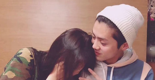 关晓彤鹿晗晒"情侣照",看到照片网友沸腾,粉丝:史上最甜情头