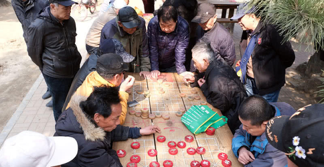下象棋赛棋艺,公园象棋角人多火爆