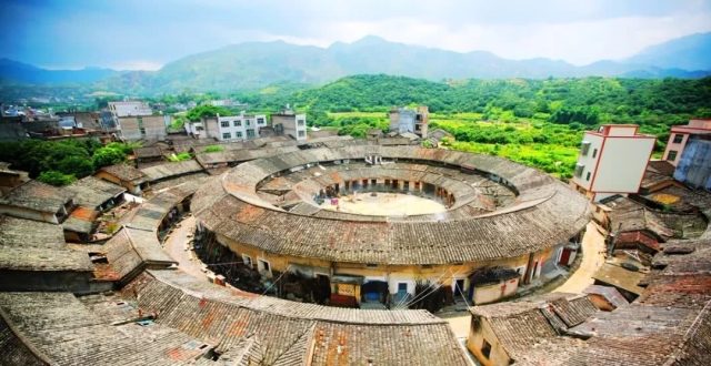 诏安最具特色的两个土楼,一个像八卦,一个像孔雀开屏