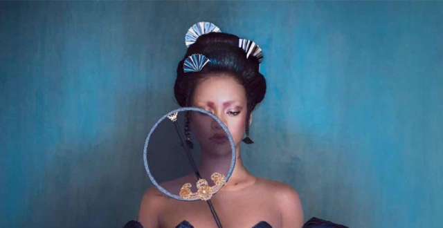 Не принцесса клип. Rihanna Princess of China. Китайская принцесса бабочка на голове. Coldplay Rihanna Princess of China. Рианна и Coldplay.