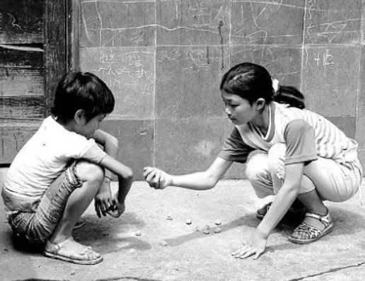 抓石子,这也是女孩子爱玩的游戏,用五颗大小差不多的小石头,在手上翻
