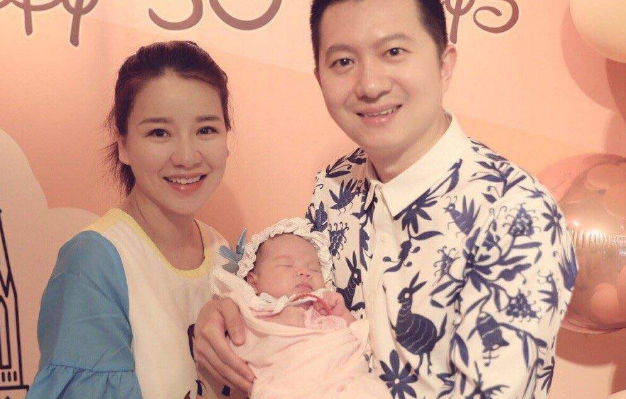 "绿泡泡"妻子"红果果"生女后首次露面,有女儿无心打扮自己!