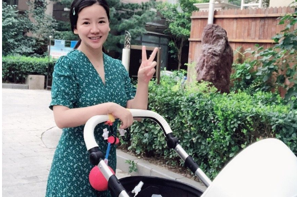 "绿泡泡"妻子"红果果"生女后首次露面,有女儿无心打扮自己!